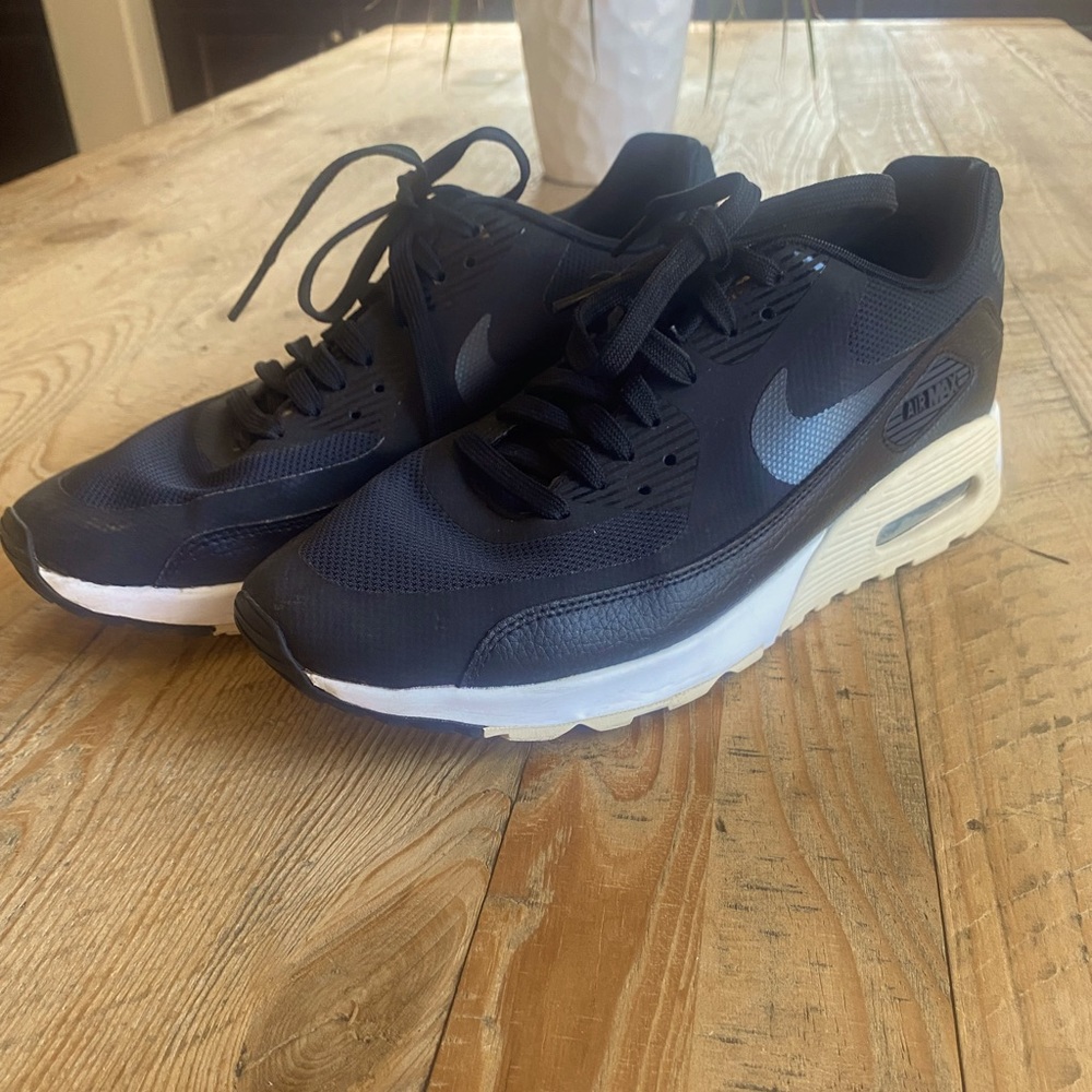 Womens NIKE AIRMAX size 9